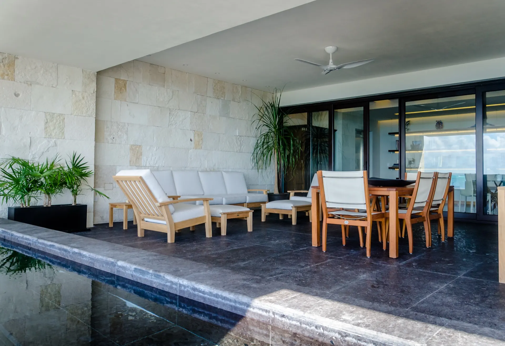 Terraza con alberca privada de la Residencia 202