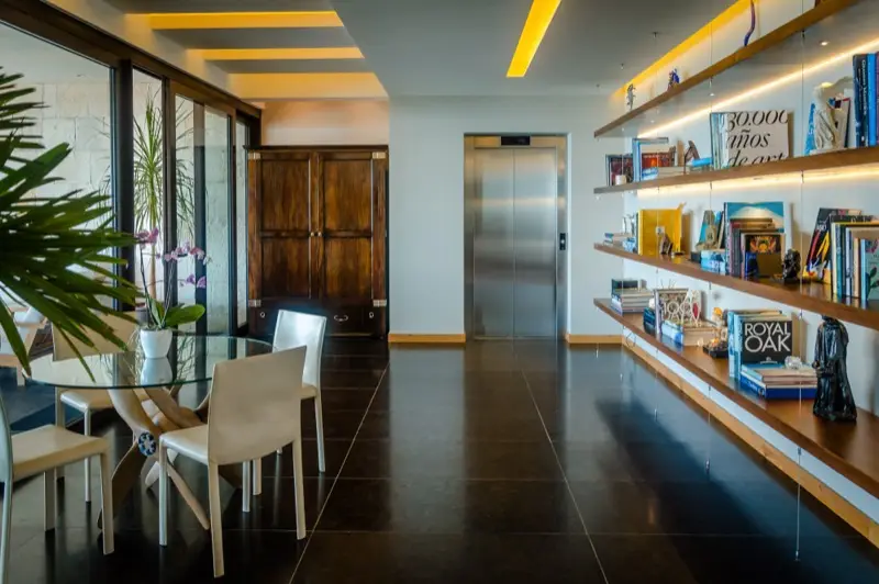 Acceso con elevador y comedor de cristal