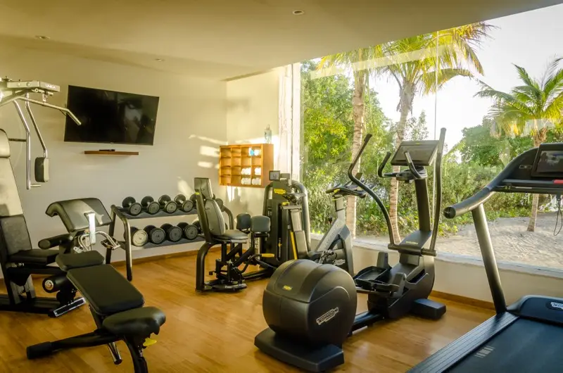 Gimnasio con vista al mar
