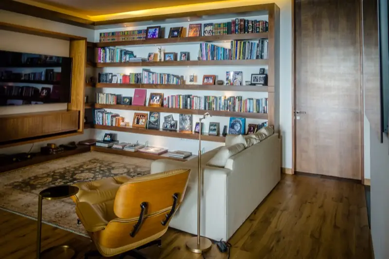 Biblioteca con sillón de lectura