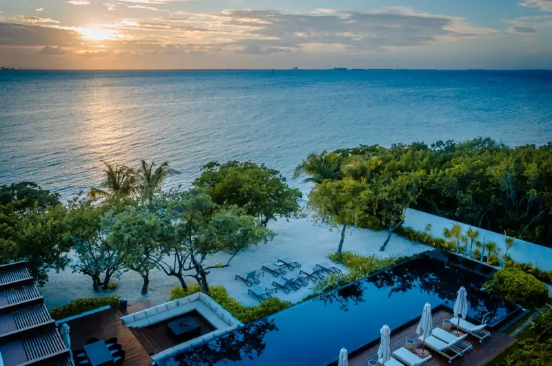 Vista aérea del atardecer sobre la playa privada