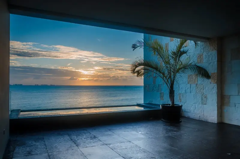 Terraza cubierta con alberca y atardecer