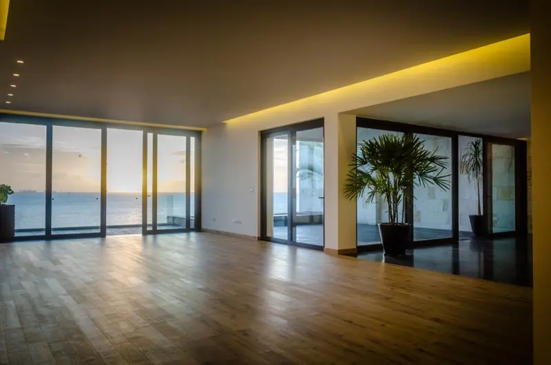 Estancia con ventanales de piso a techo al mar