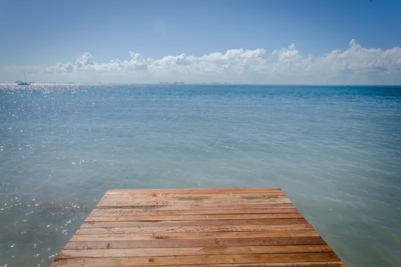 Muelle de madera sobre el mar turquesa