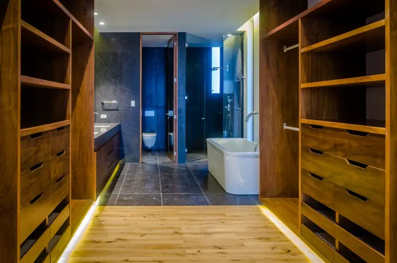 Vestidor y baño con maderas finas