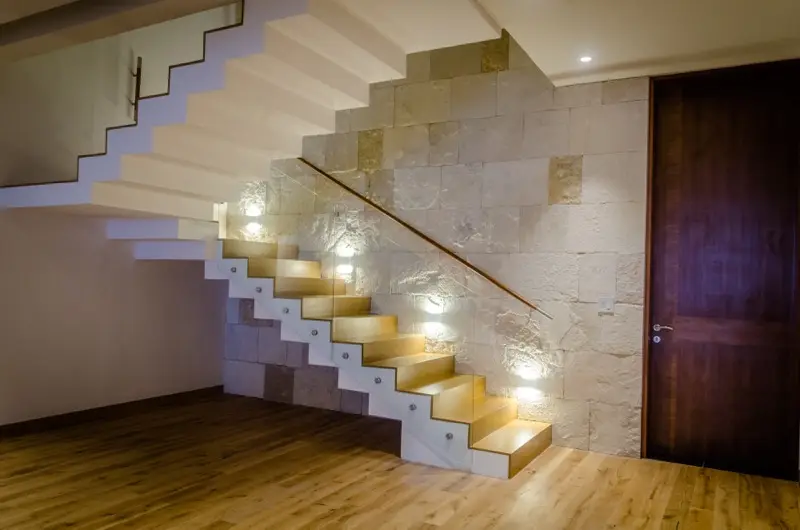 Escalera de piedra iluminada
