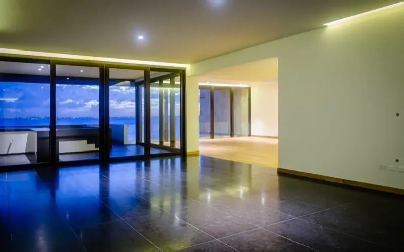 Interior de noche con reflejo de la alberca