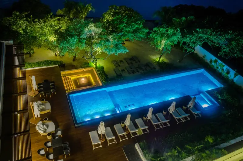 Vista aérea nocturna de la alberca y jardines