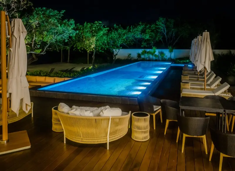 Alberca infinity de noche