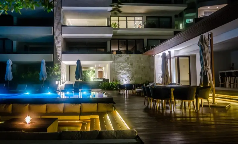 Lounge exterior en los jardines de noche