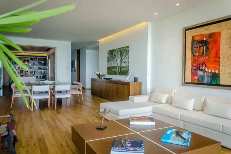 Sala de estar con arte y piso de madera