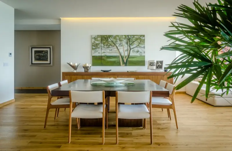 Comedor con piso de madera