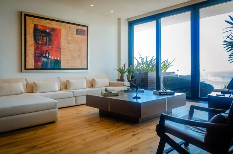 Sala con ventanales al mar
