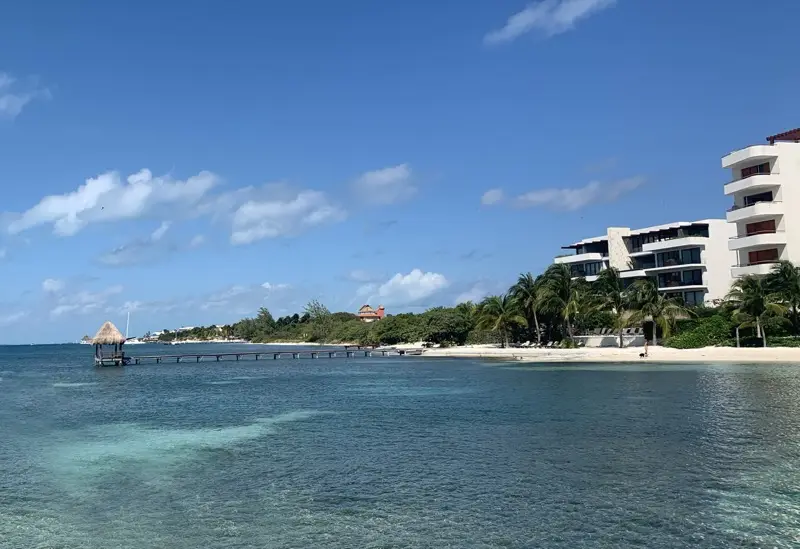 BARAKA visto desde el mar con su muelle